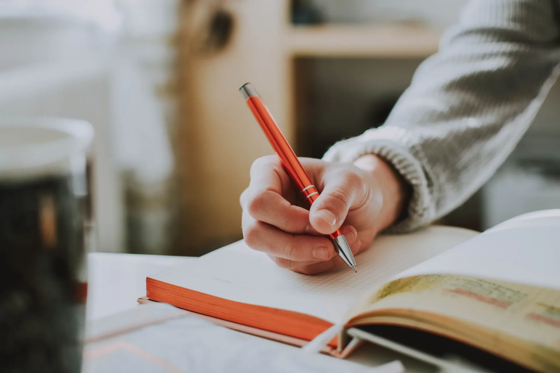 let’s discuss the benefits of sober journaling as well as providing prompts to jumpstart this vital resource in your recovery journey.