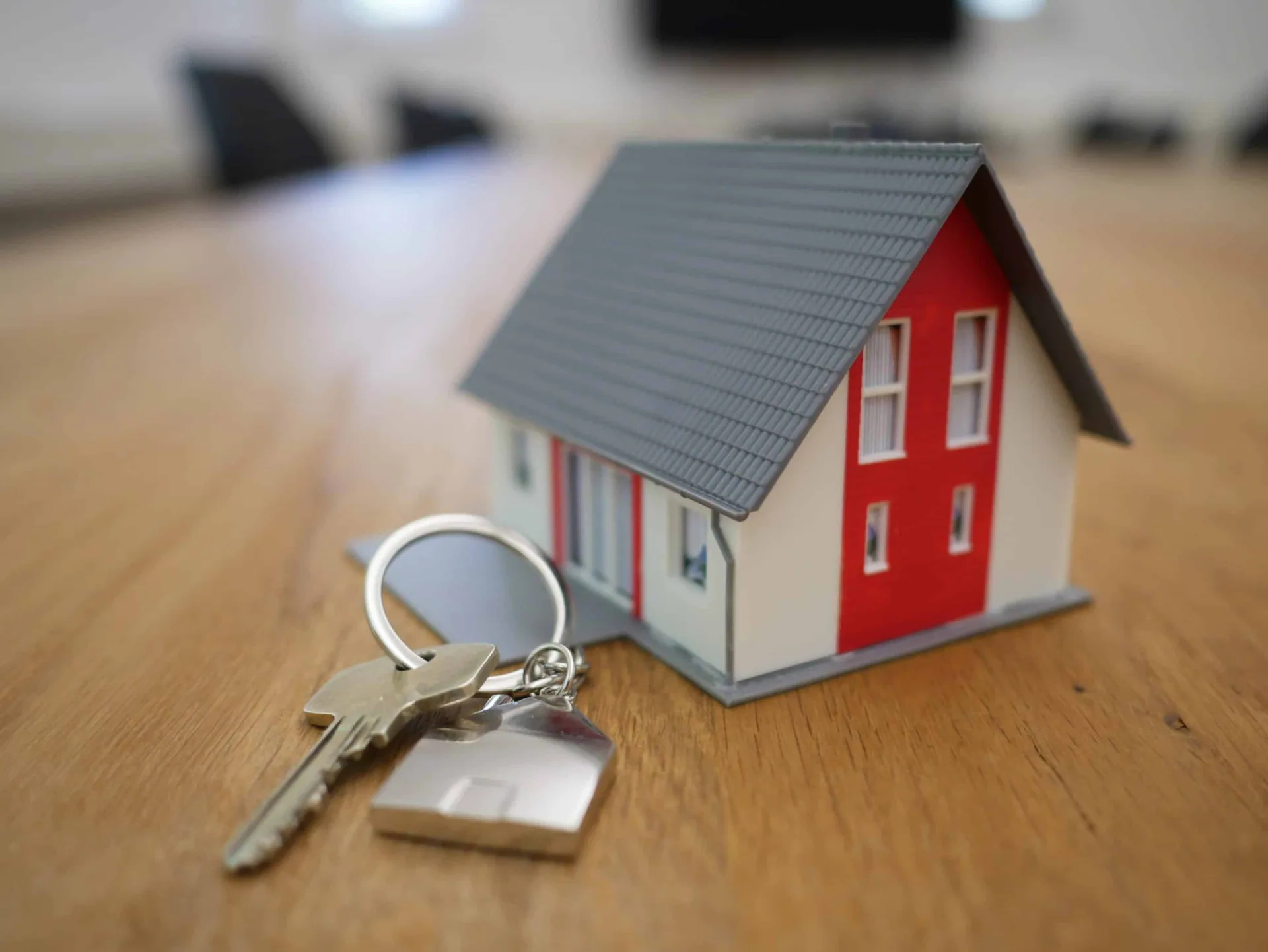The differences between sober living homes and halfway houses can be confusing but there are some important distinctions between the two.