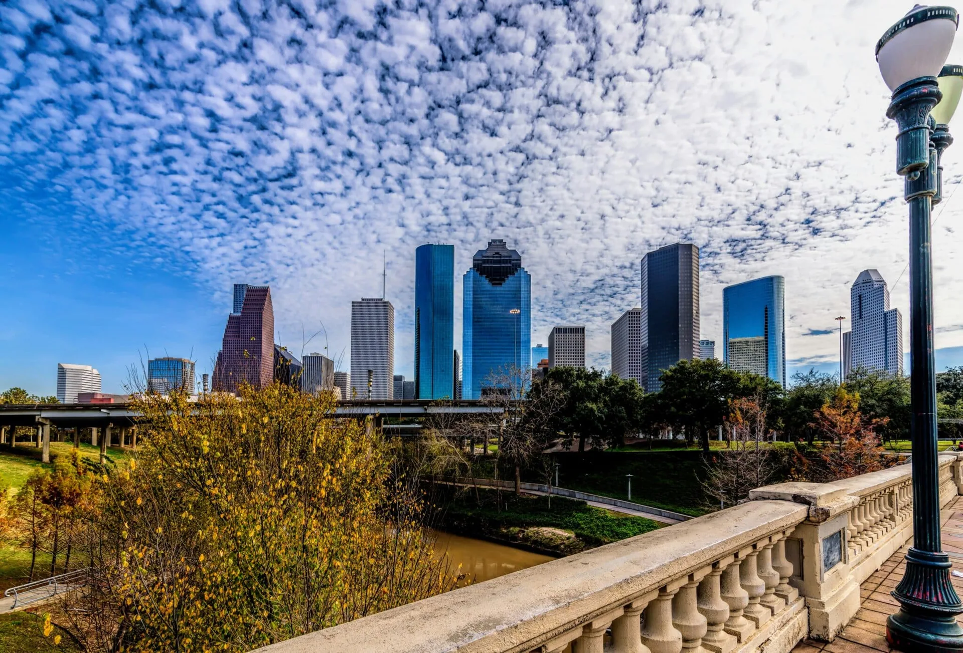 Modern city skyline symbolizing access to flexible outpatient recovery.