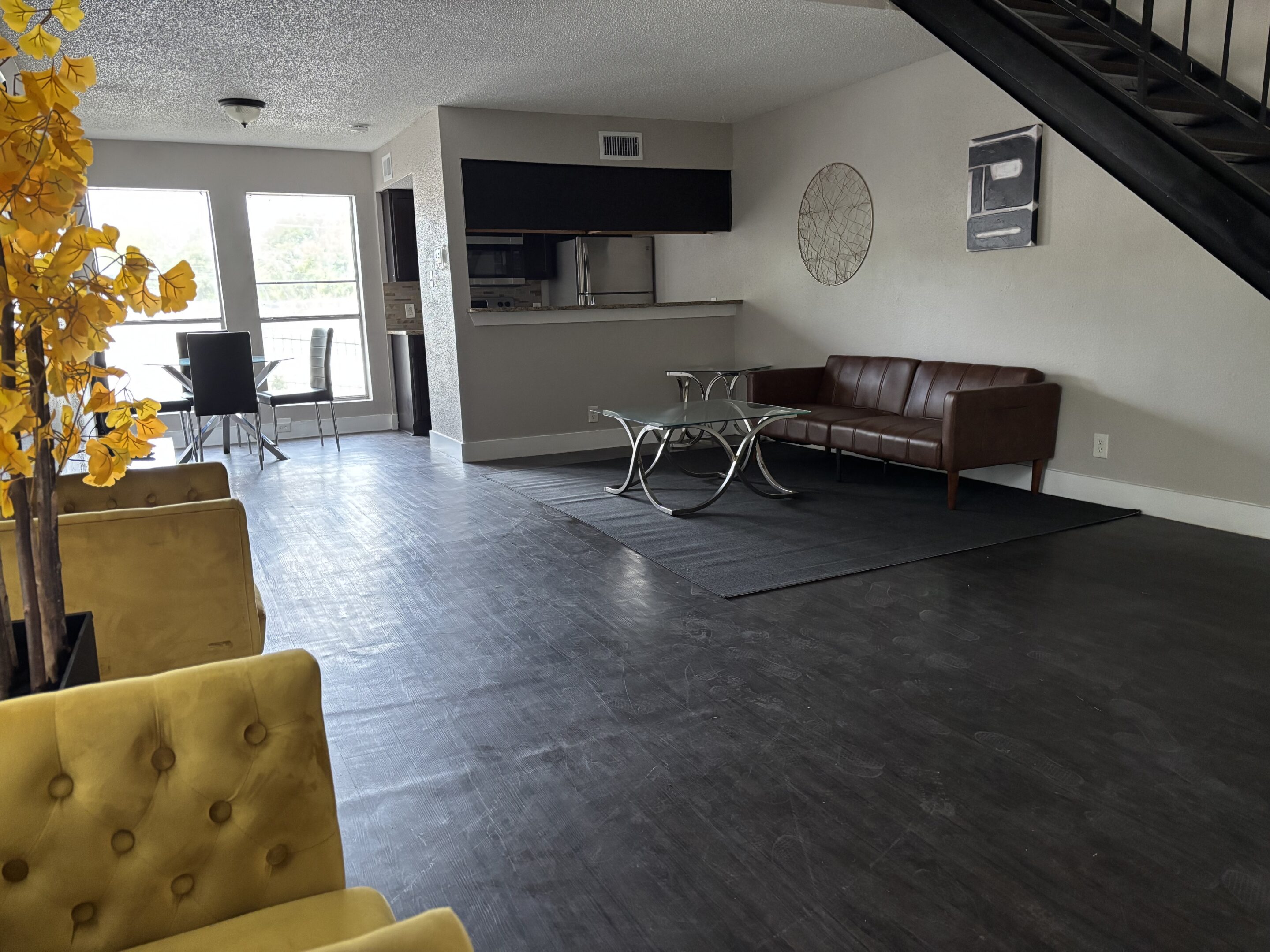Affordable bunk sober living for men in Austin with shared common area and seating