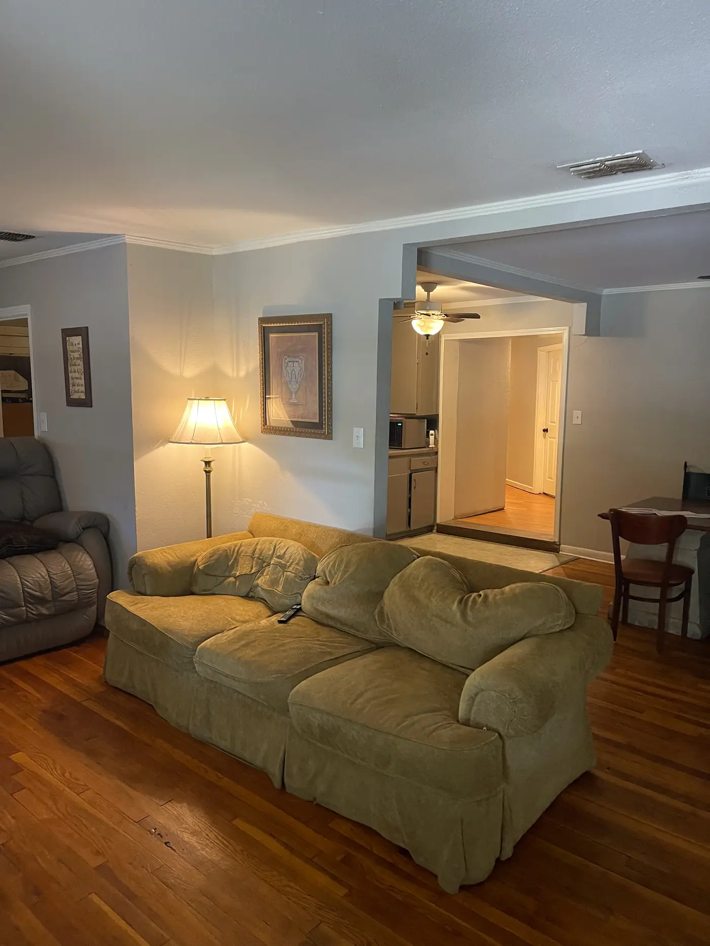 Living room with upholstered sofas and a table lamp.